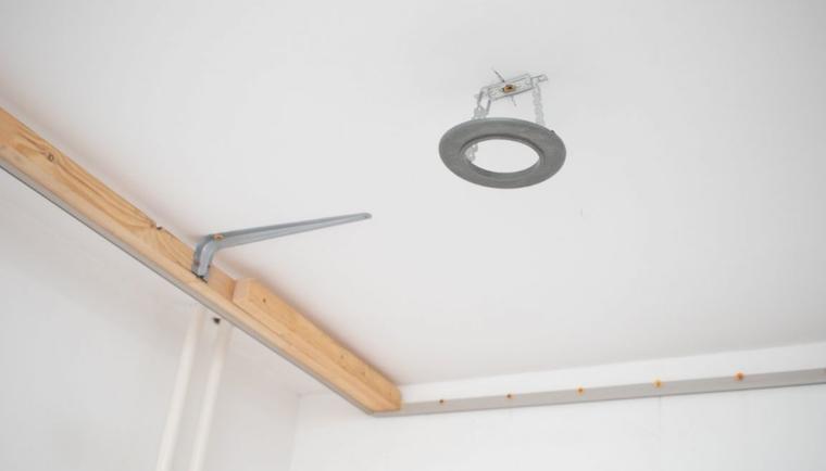 Oświetlenie sufitu napinanego - jakie lampy wybrać?