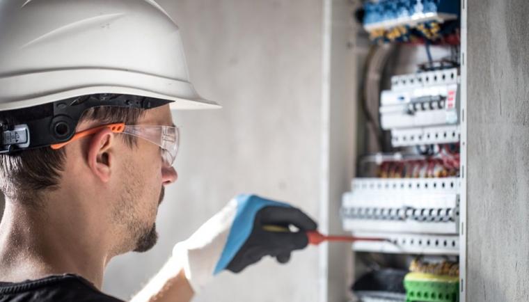 Przebudowa i modernizacja rozdzielnicy elektrycznej. Na czym polega i na co musisz zwrócić uwagę?