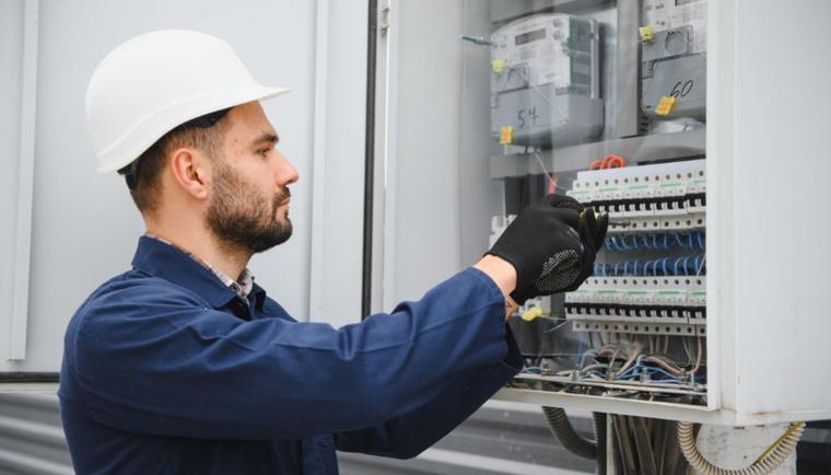 Narzędzia pomiarowe dla elektryków – co warto mieć na wyposażeniu?