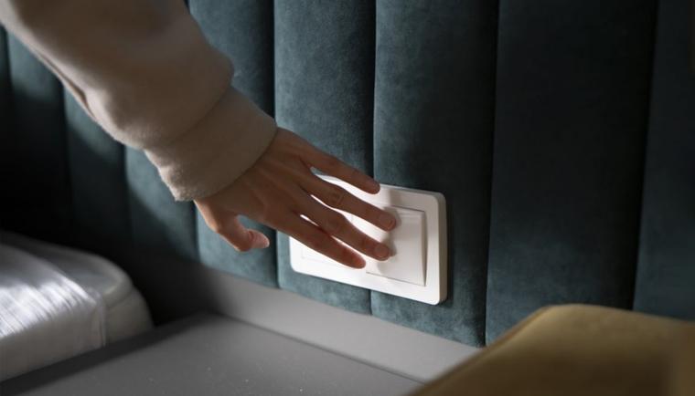 Gdzie zamontować włącznik światła w sypialni? Najczęstsze błędy w instalacji