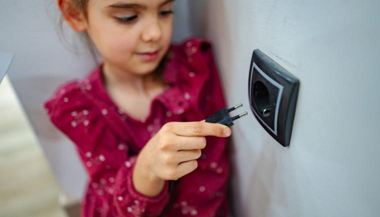 Zabezpieczenie instalacji elektrycznej przed dziećmi - co warto stosować?