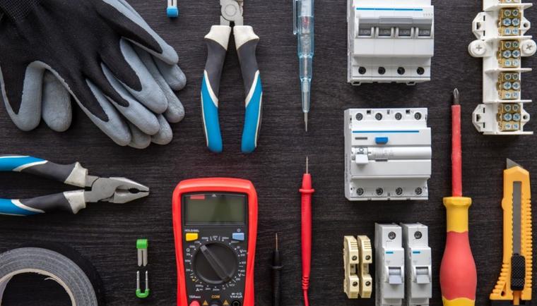 Niezbędne akcesoria do pracy dla elektryka – na co warto postawić?