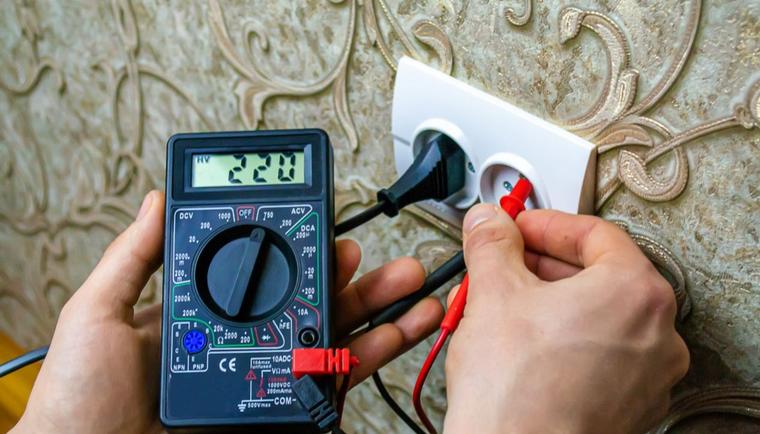 Rodzaje mierników elektrycznych - wyjaśniamy różnice między amperomierzem, omomierzem, watomierzem i woltomierzem