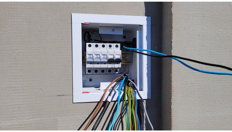 Skrzynka elektryczna na działce - co jest istotne?