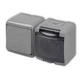 JUNIOR Łącznik jednobiegunowy z gniazdem pojedynczym z uziemieniem 2P+Z (klapka dymna; bez przesłon)