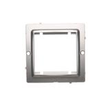 Simon Basic Adapter (przejściówka) na osprzęt standardu 45 × 45 mm. Montaż do puszki na wkręty srebrny mat BMA45/43 KONTAKT