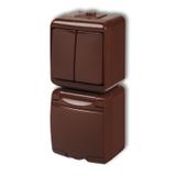 JUNIOR Łącznik świecznikowy z gniazdem pojedynczym z uziemieniem 2P+Z (klapka brązowa; przesłony tor