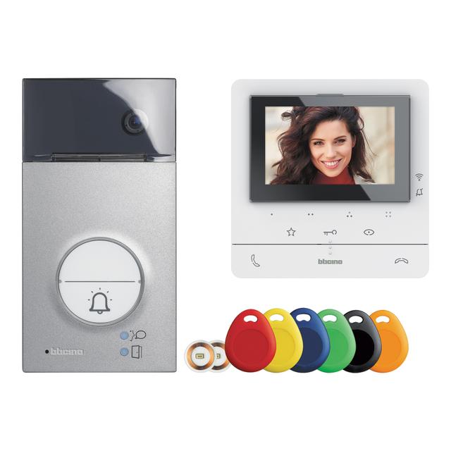 Zestaw 1-Rodzinny Z Wideodomofonem Classe 100 Smart Wi-Fi Z Panelem Linia 3000 W Kolorze Aluminium 364614 LEGRAND