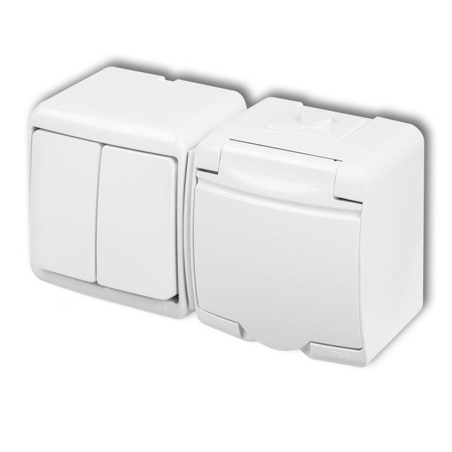 JUNIOR Łącznik świecznikowy z gniazdem pojedynczym z uziemieniem 2P+Z (klapka biała; przesłony torów