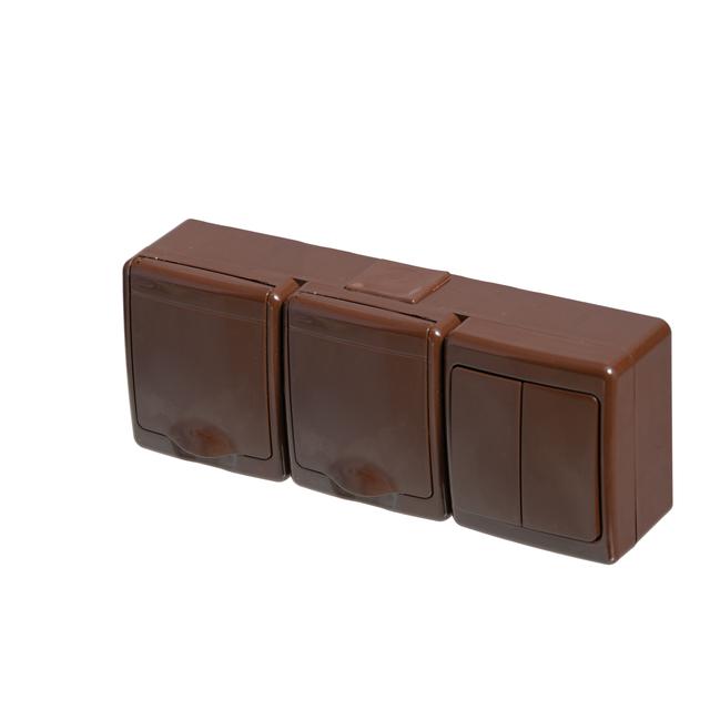 Wyłącznik BETA1, pojed., świecznikowy z gniazdem BETA1, podwójnym, 2x2P+Z, IP44, brązowym, ob. brąz*