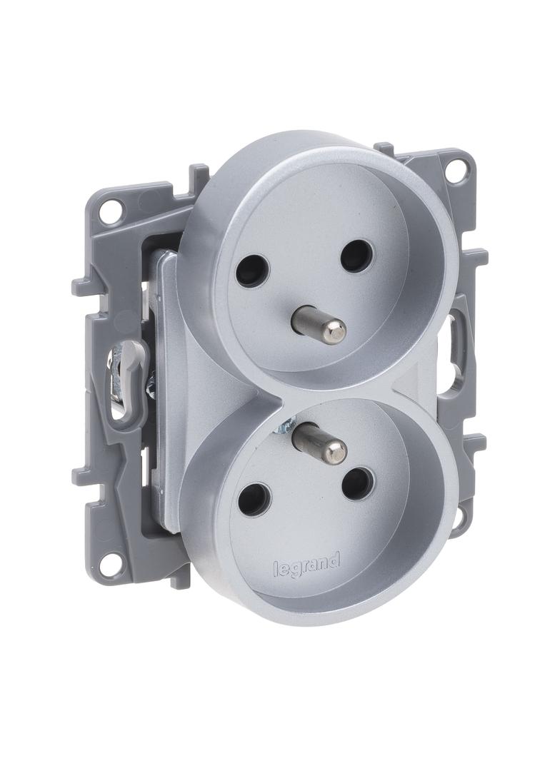 Niloe Selection - Gniazdo 2x2P+Z Do Ramek Wielokrotnych (Z Przesłoną Zaciski Śrubowe) Aluminium 762142 LEGRAND