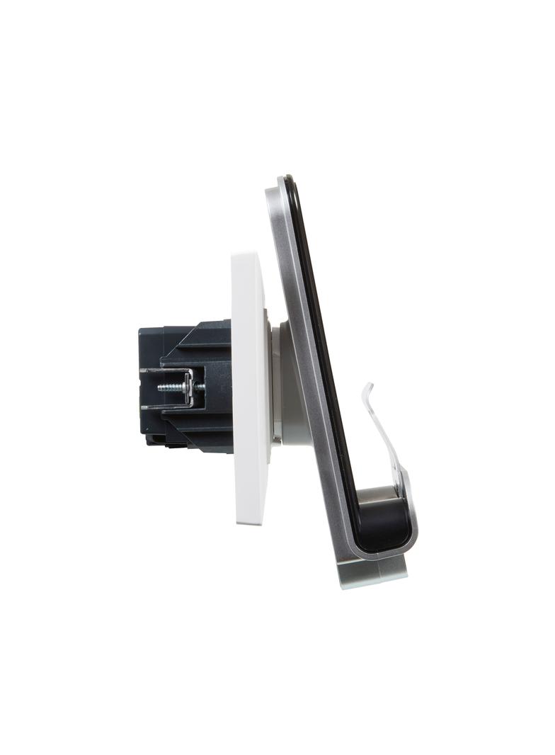 Niloe Step - ładowarka indukcyjna + gniazdo USB typu A, Legrand