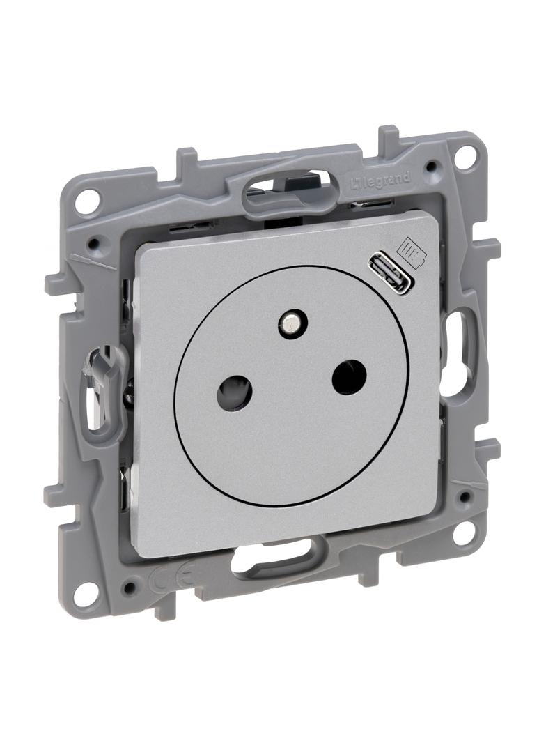 Niloe Selection - Gniazdo 2P+Z Płaskie 16A - 250 V + Usb Typ C W Plakietce (Z Przesłoną Zaciskia 762196 LEGRAND
