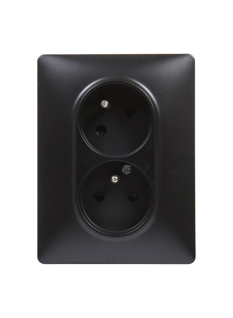 VALENA LIFE -  GNIAZDO 2X2P+Z  TYPU MONOBLOK Z PRZESŁONĄ CZARNE 16 A – 250 V~