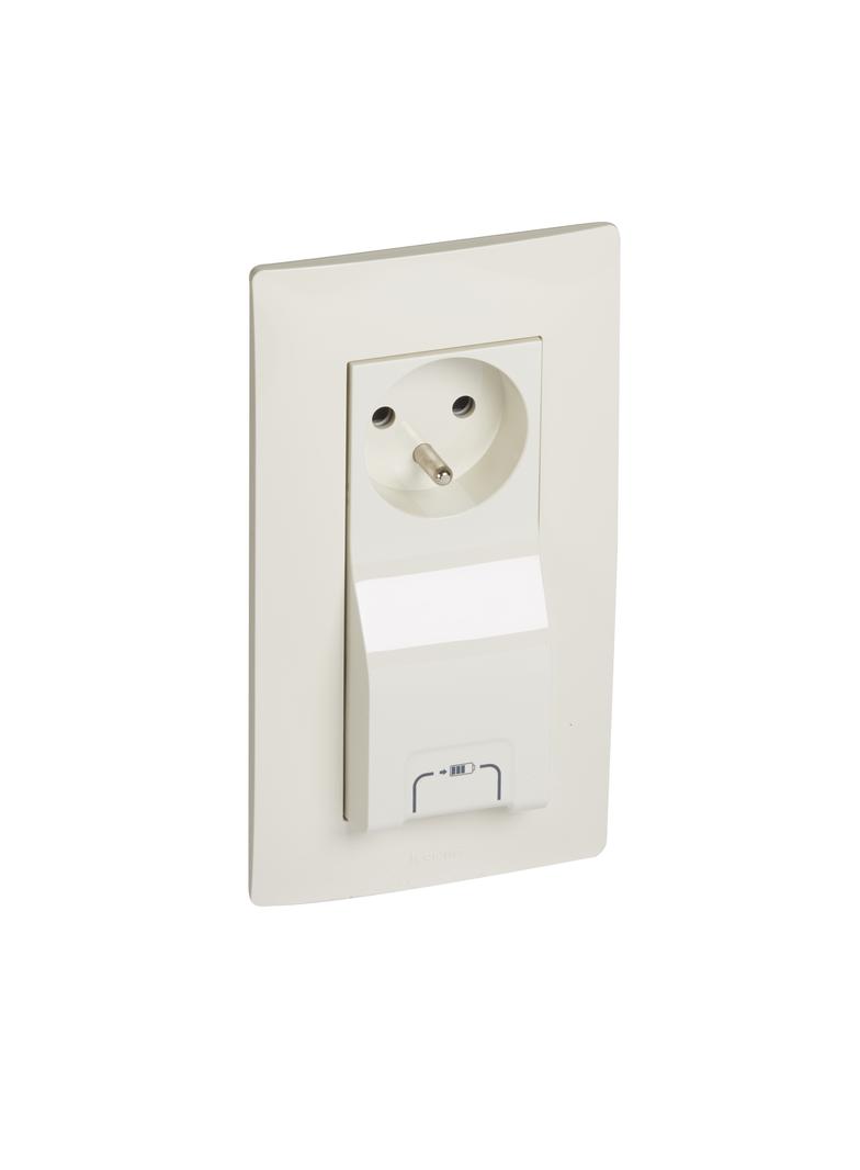 Niloe Gniazdo Pojedyncze Z Uziemieniem 16A Zaciski Sprężynowe /Z Przesłonami/ Z Ładowarką Usb 1000 Ma Kremowe 764628 LEGRAND