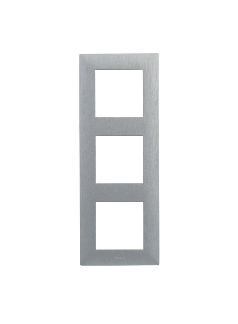 Niloe Step Ramka Potrójna 3X Kolor Aluminium Szczotkowane 863893 LEGRAND