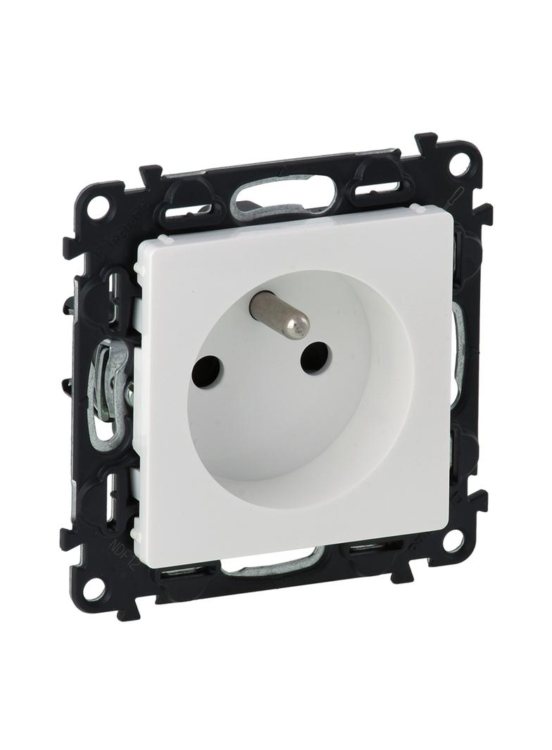 VALENA LIFE GNIAZDO 2P+Z BIAŁE 16 A – 250 V~, Legrand