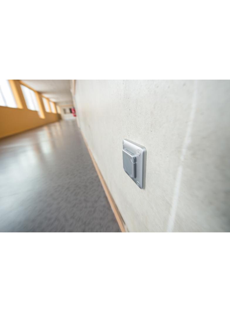 Soliroc Gniazdo Pojedyncze Z Uziemieniem Z Klapką 077831 LEGRAND
