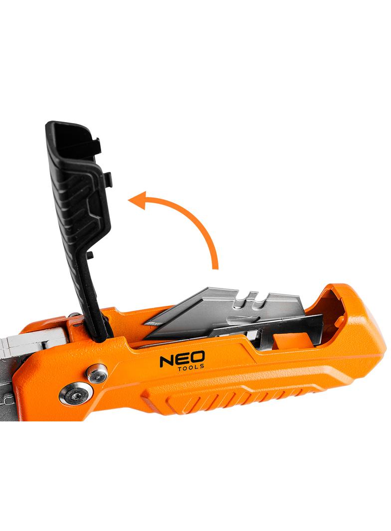 Nóż z ostrzem trapezowym ze skrobakiem