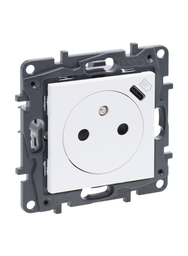 Niloe Step - gniazdo zasilające 2P+Z z USB typu C umieszczonym w plakietce, zaciski automatyczne, z