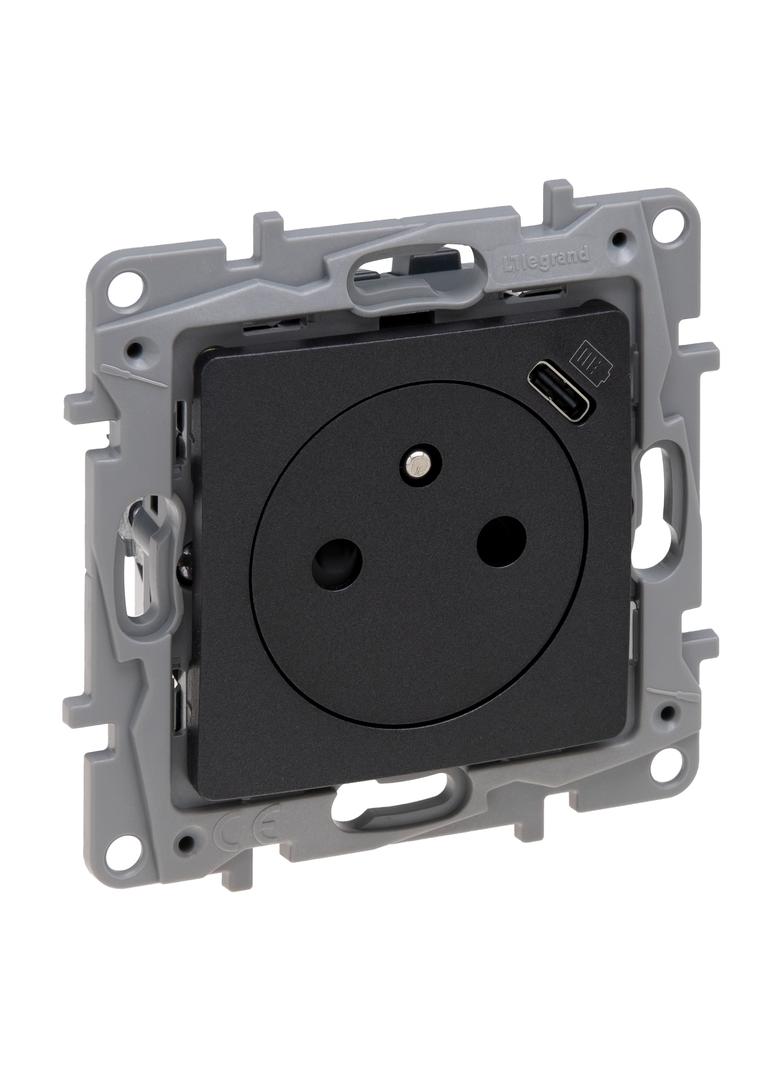 Niloe Selection - Gniazdo 2P+Z Płaskie 16A - 250 V + Usb Typ C W Plakietce (Z Przesłoną Zaciskia 762296 LEGRAND