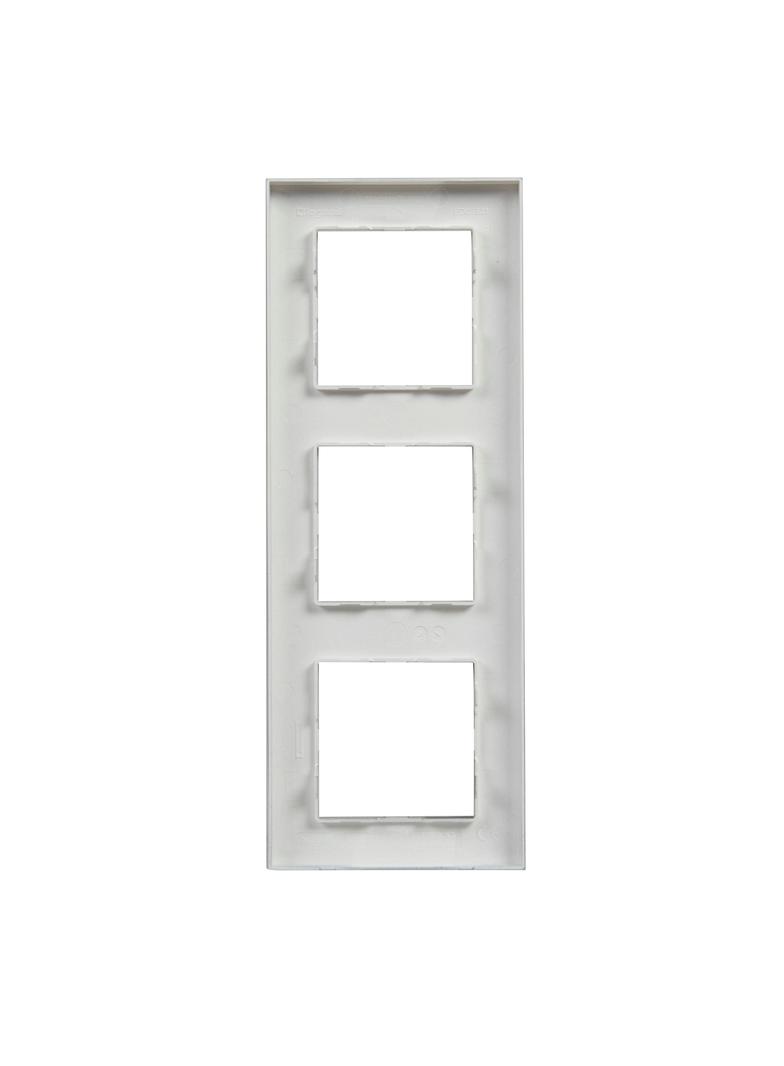 Niloe Step Ramka Potrójna 3X Kolor Aluminium Szczotkowane 863893 LEGRAND