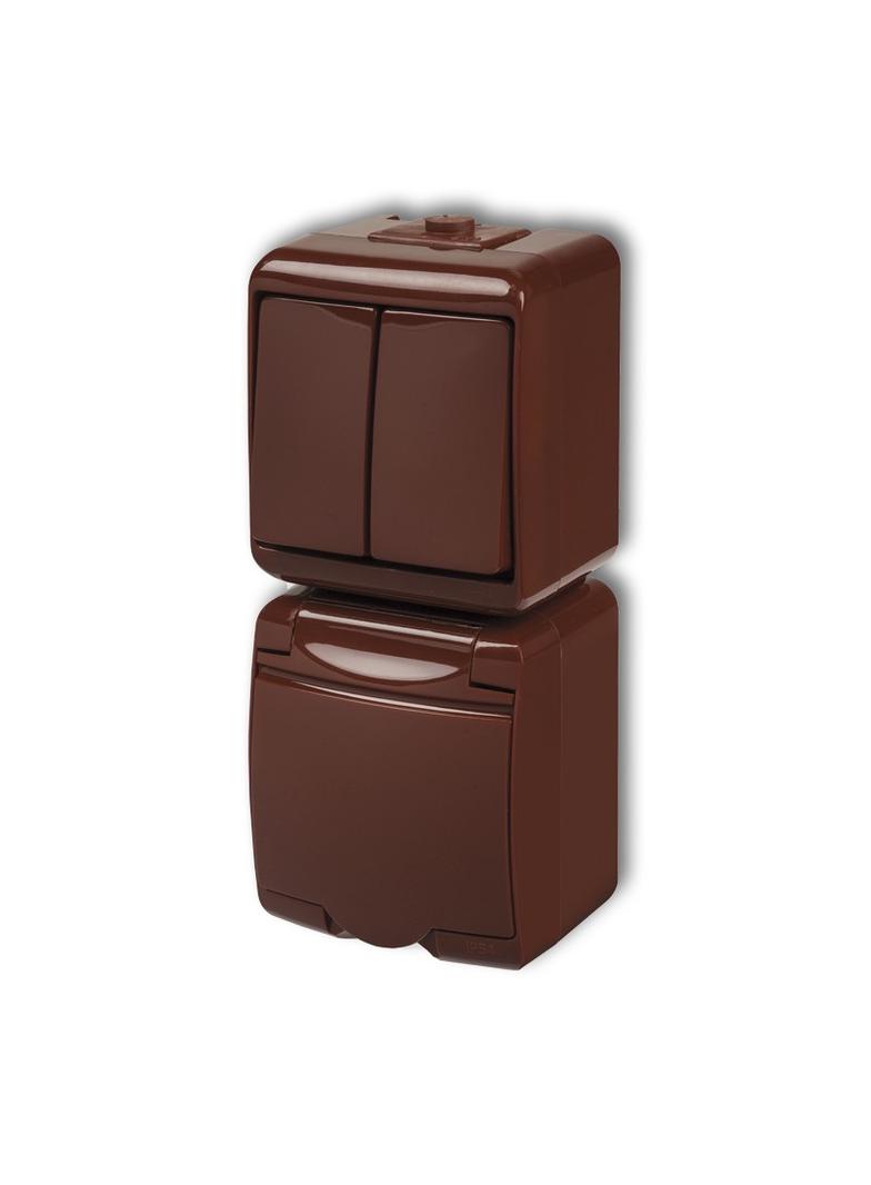 JUNIOR Łącznik świecznikowy z gniazdem pojedynczym z uziemieniem 2P+Z (klapka brązowa; przesłony tor