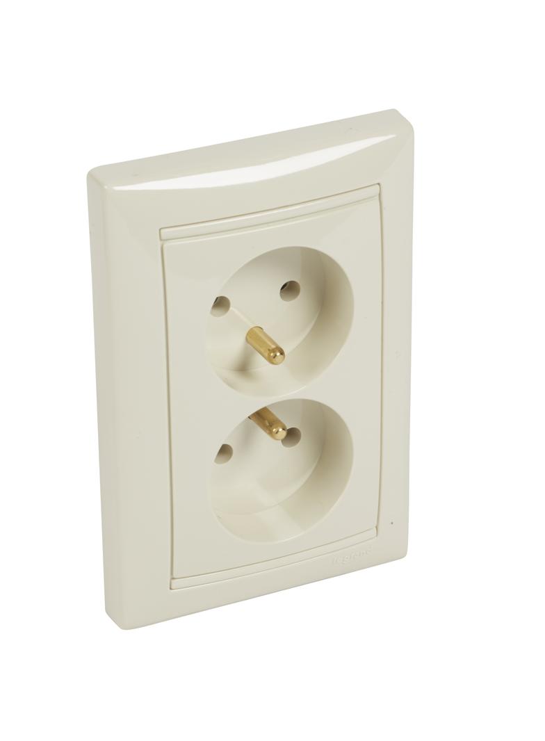 VALENA GNIAZDO PODWÓJNE 2X2P+Z KREM 16A-250V~, Legrand